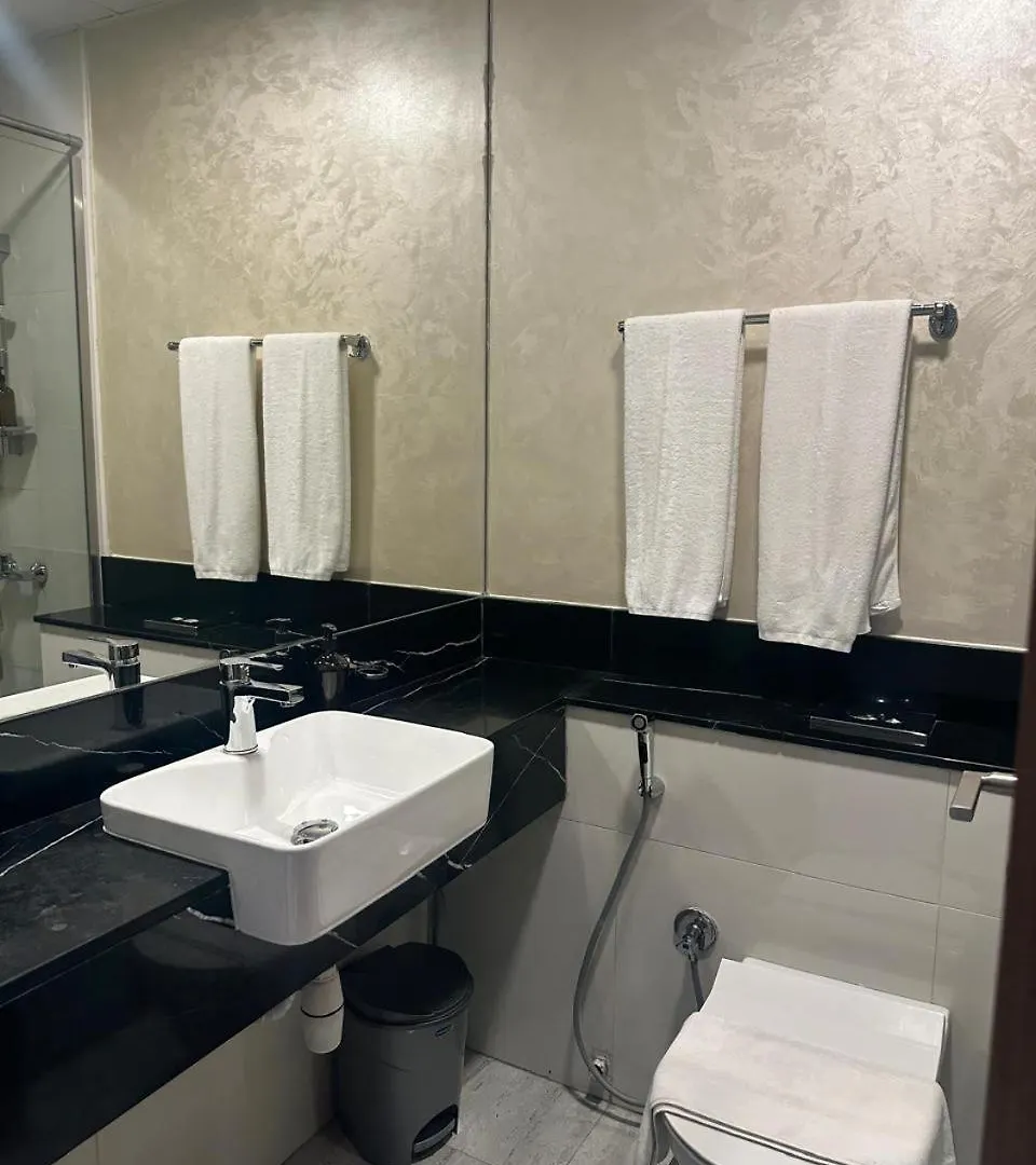 Uptown Getaway Charming Studio With Canal Burj & View Ντουμπάι 0*,