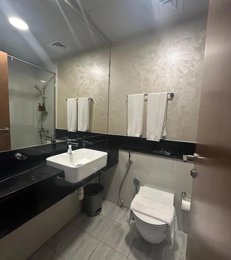 Uptown Getaway Charming Studio With Canal Burj & View Ντουμπάι