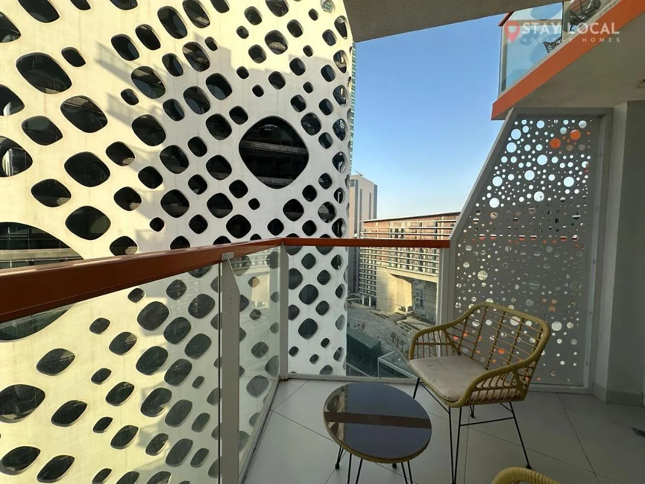 Uptown Getaway Charming Studio With Canal Burj & View Ντουμπάι